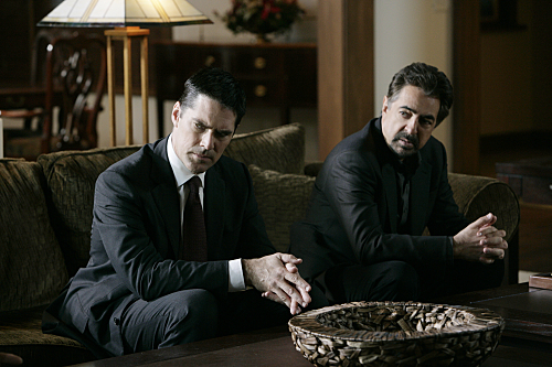 Still of Joe Mantegna and Thomas Gibson in Nusikalstami protai (2005)