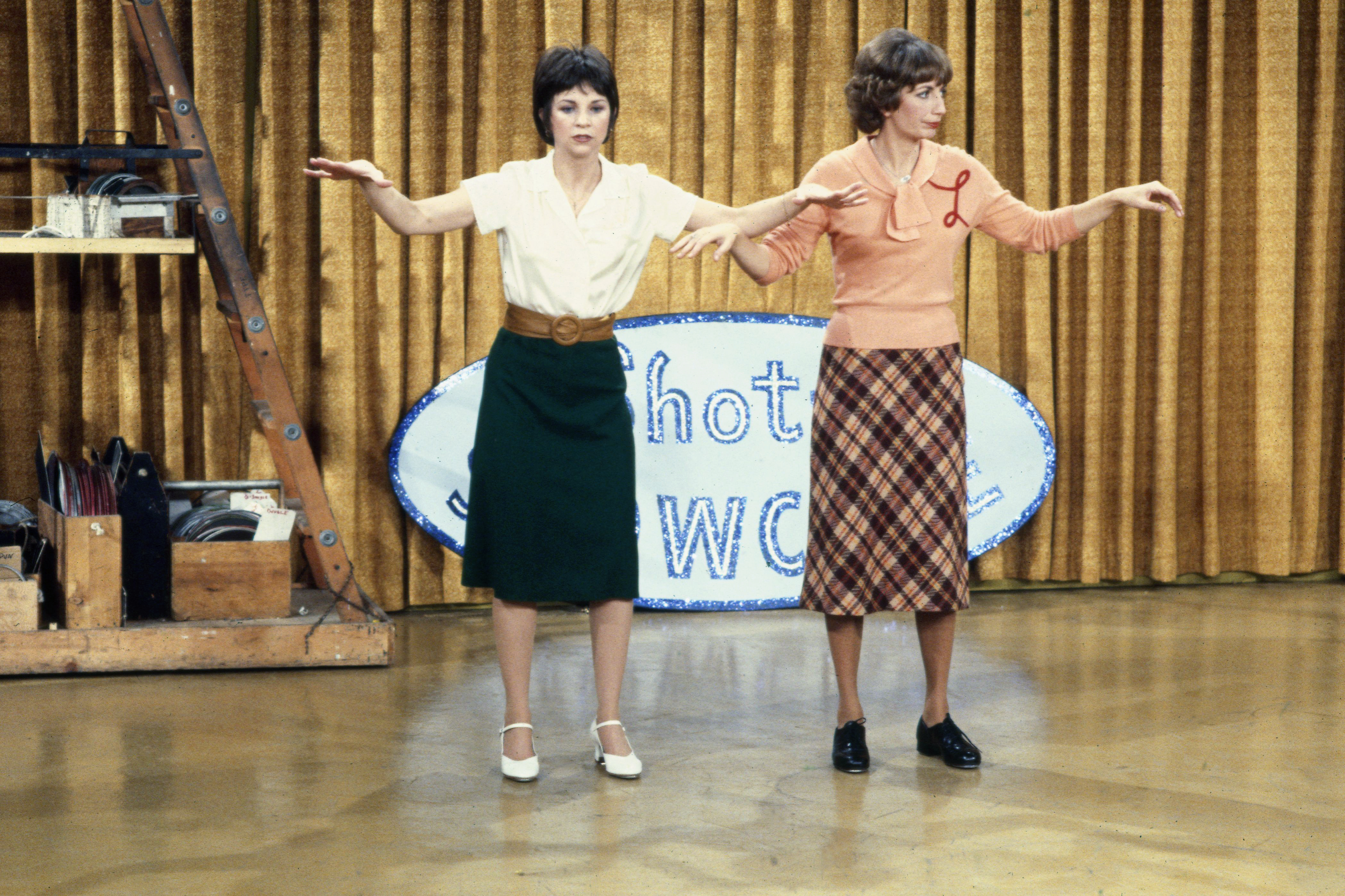 Still of Penny Marshall and Cindy Williams in Laverne & Shirley (1976)