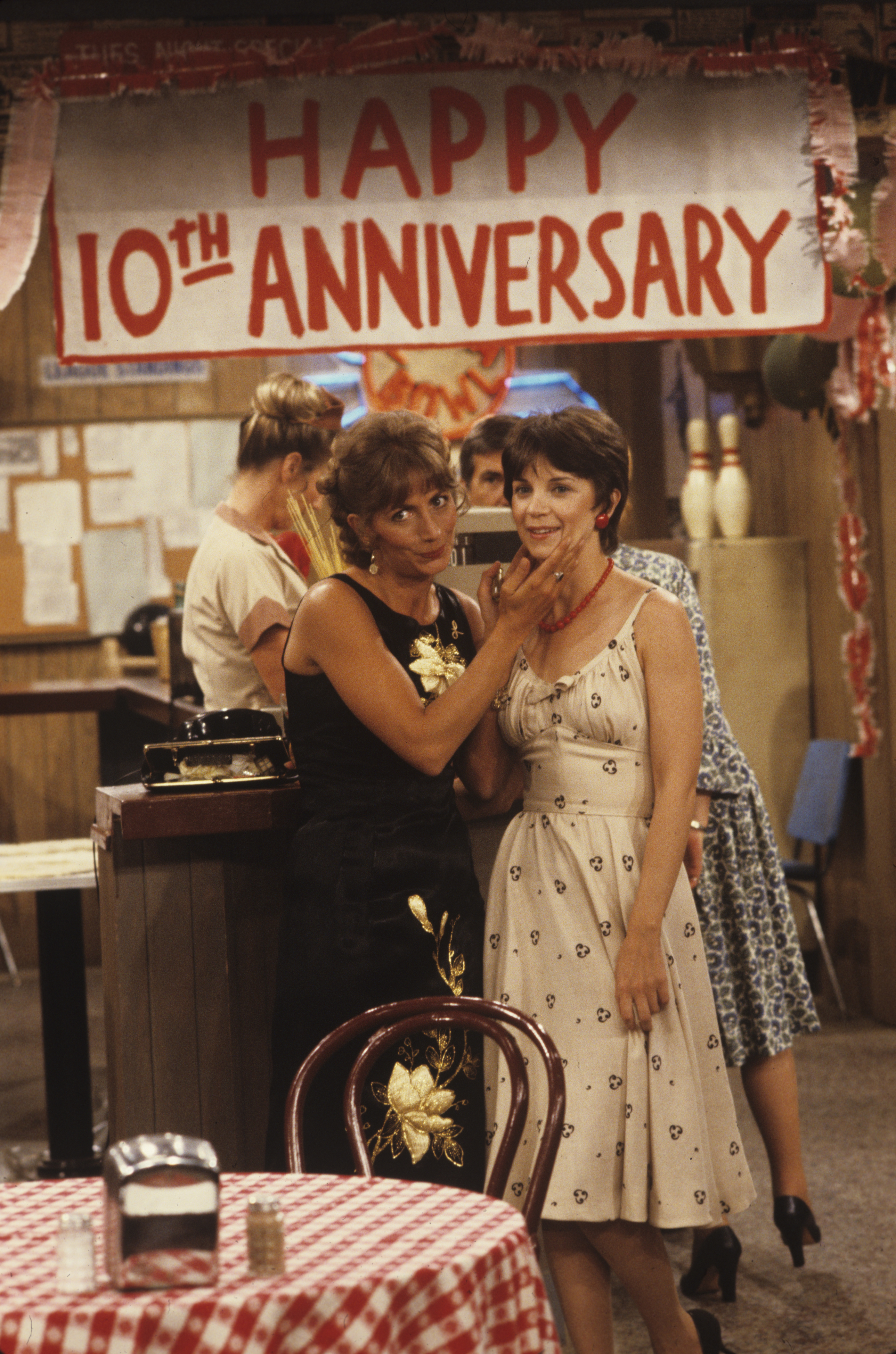 Still of Penny Marshall and Cindy Williams in Laverne & Shirley (1976)