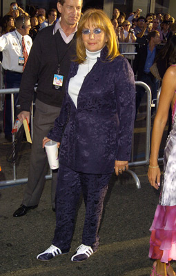 Penny Marshall at event of Raising Helen (2004)