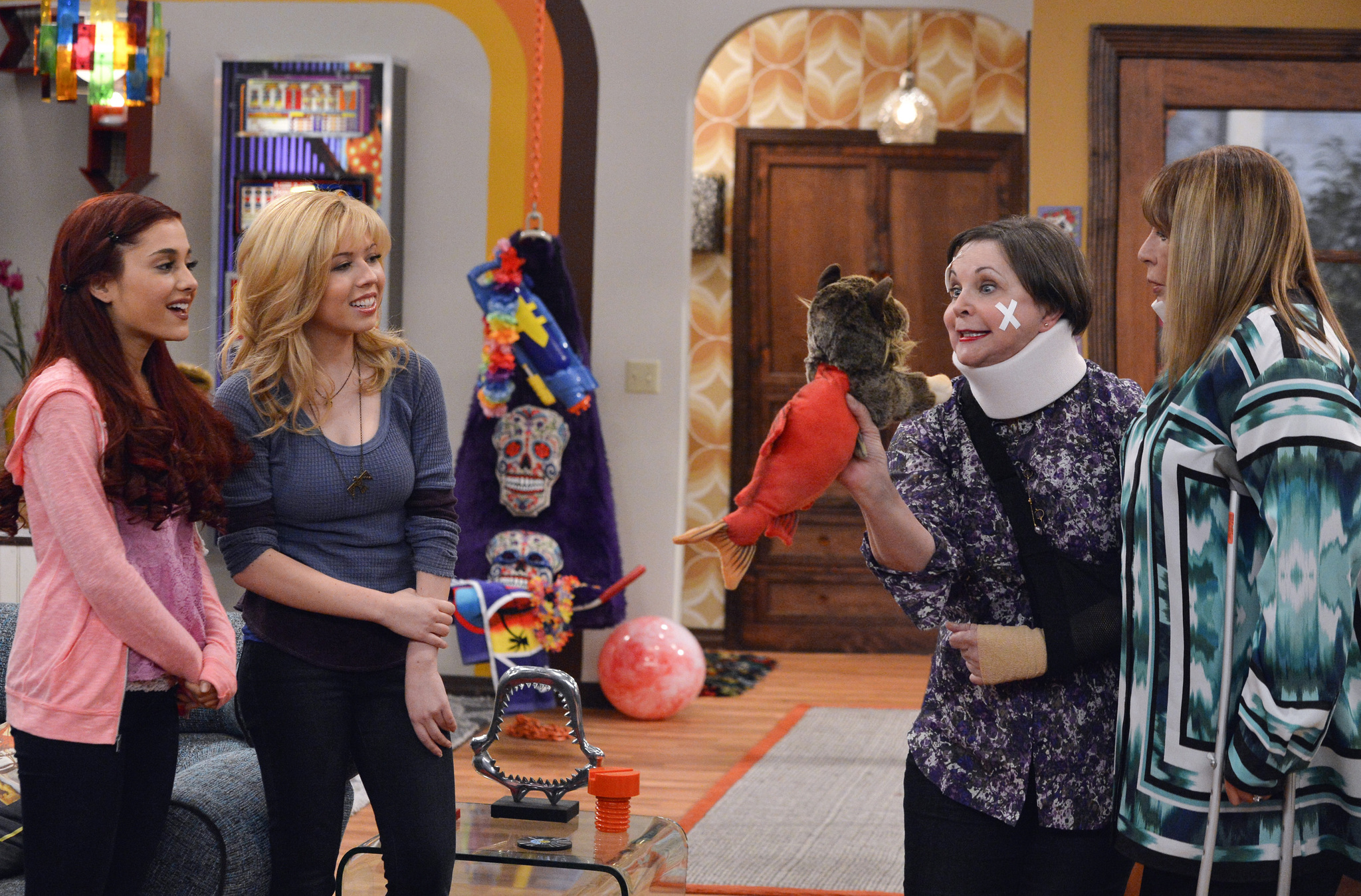 Still of Penny Marshall, Cindy Williams, Jennette McCurdy and Ariana Grande in Sam & Cat (2013)