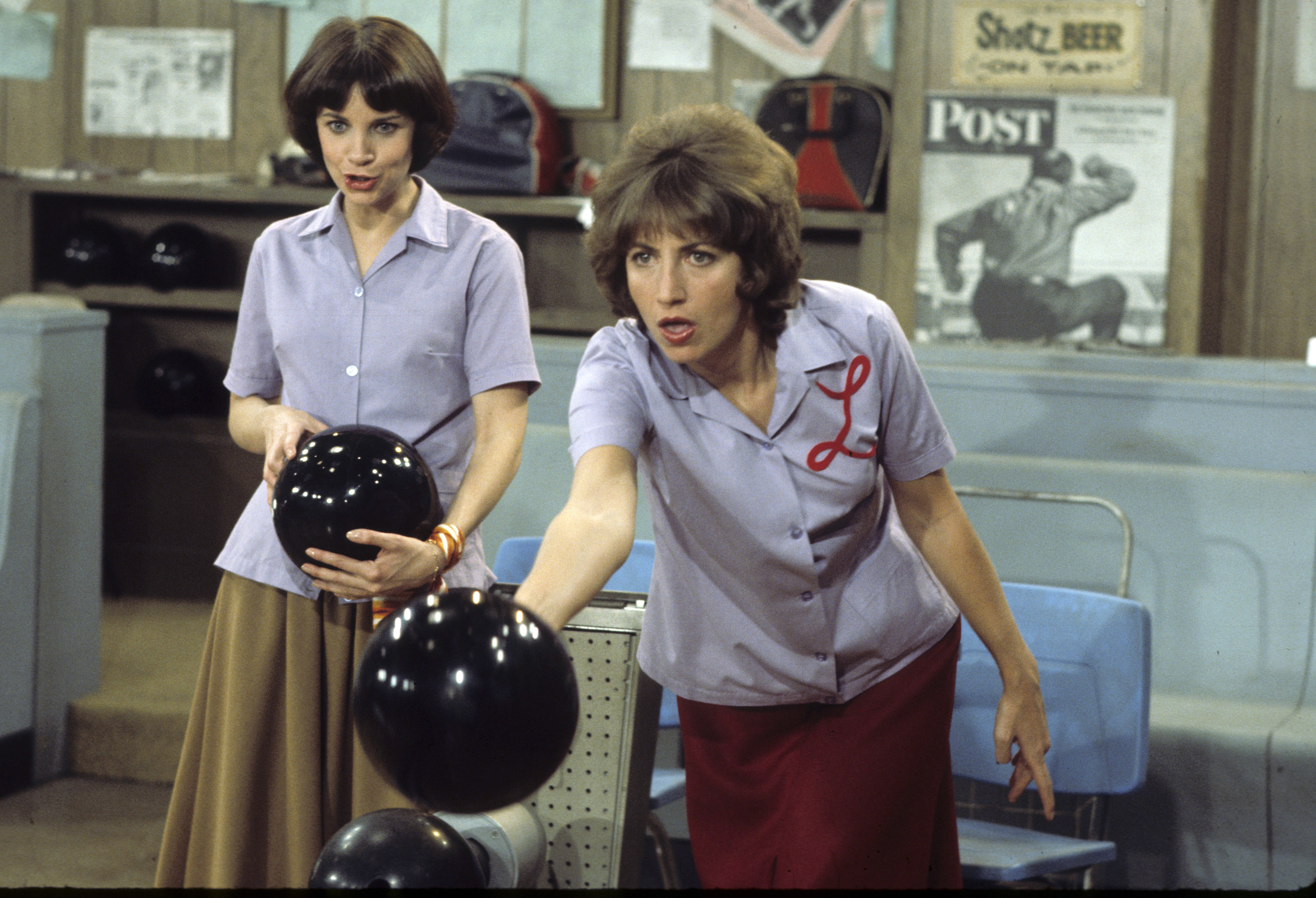 Still of Penny Marshall and Cindy Williams in Laverne & Shirley (1976)