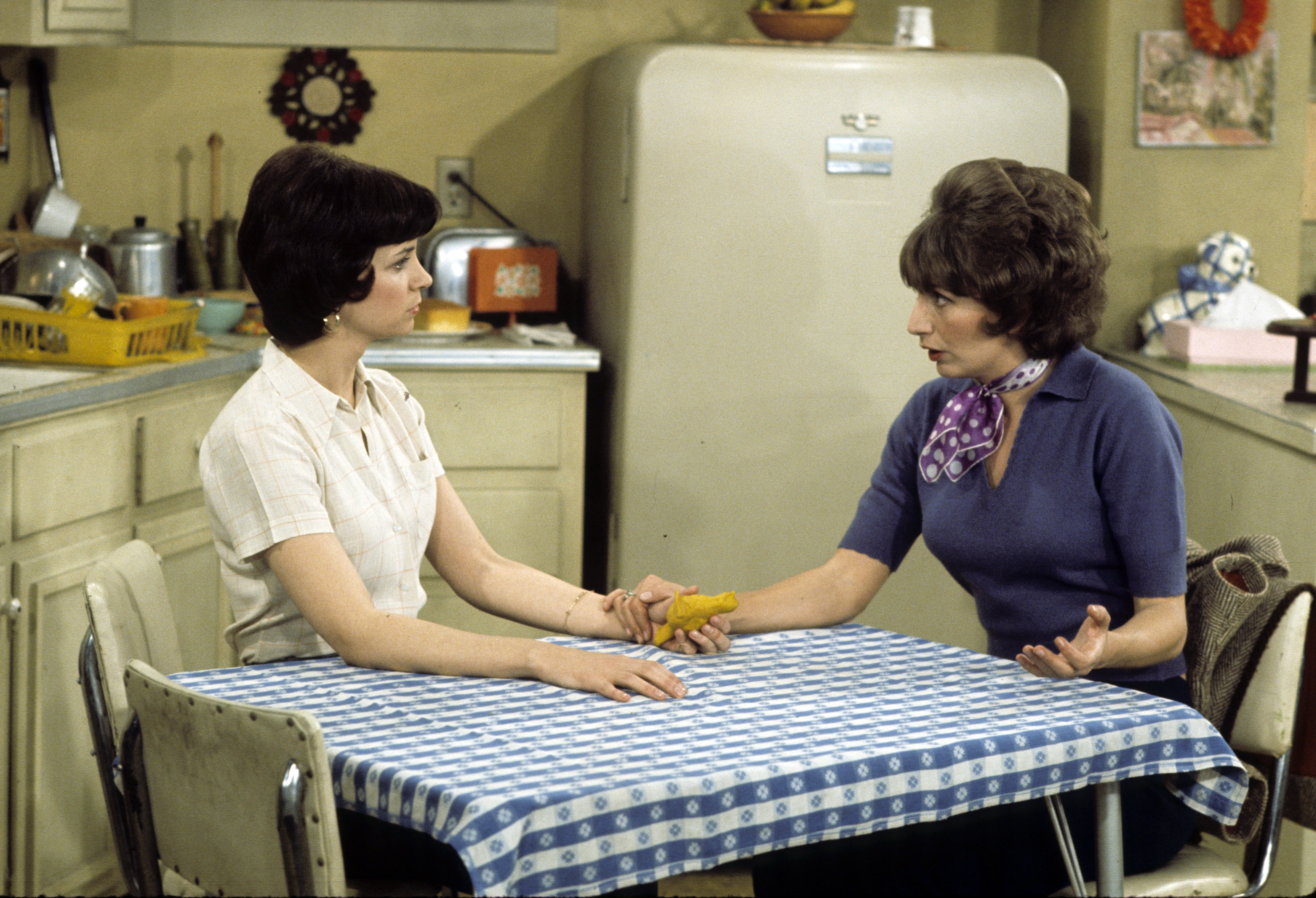 Still of Penny Marshall and Cindy Williams in Laverne & Shirley (1976)