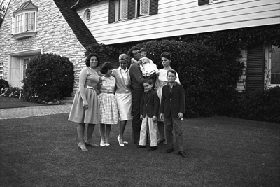 Dean Martin at his Brentwood, California home with wife Jeanne and their children Claudia, Gail, Deana, Gina, Dean Paul and Ricci