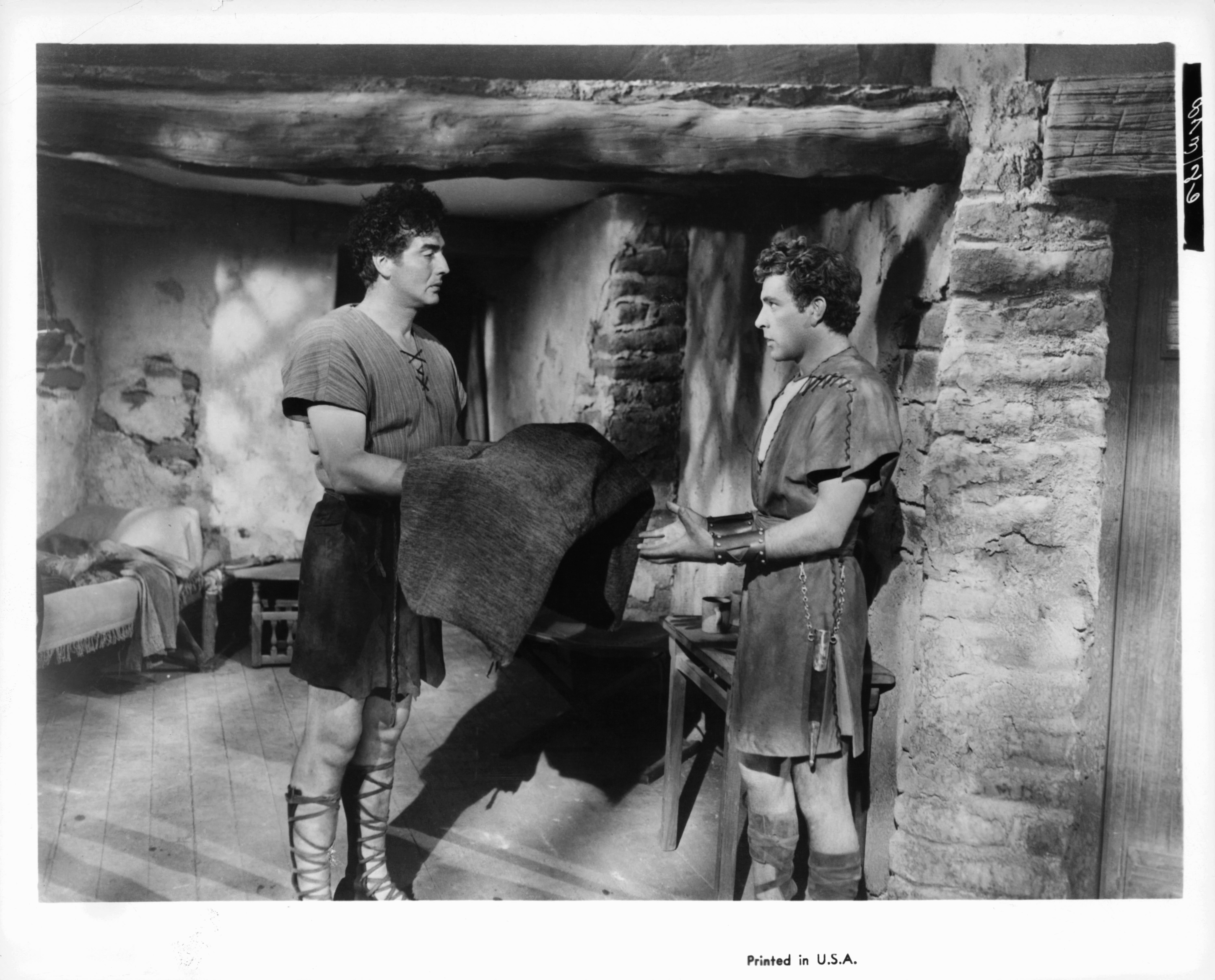 Still of Richard Burton and Victor Mature in The Robe (1953)