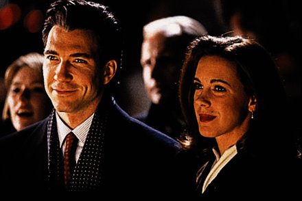 Still of Dylan McDermott and Elizabeth Perkins in Miracle on 34th Street (1994)
