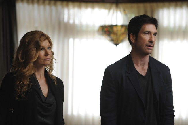 Still of Dylan McDermott and Connie Britton in Amerikietiska siaubo istorija (2011)