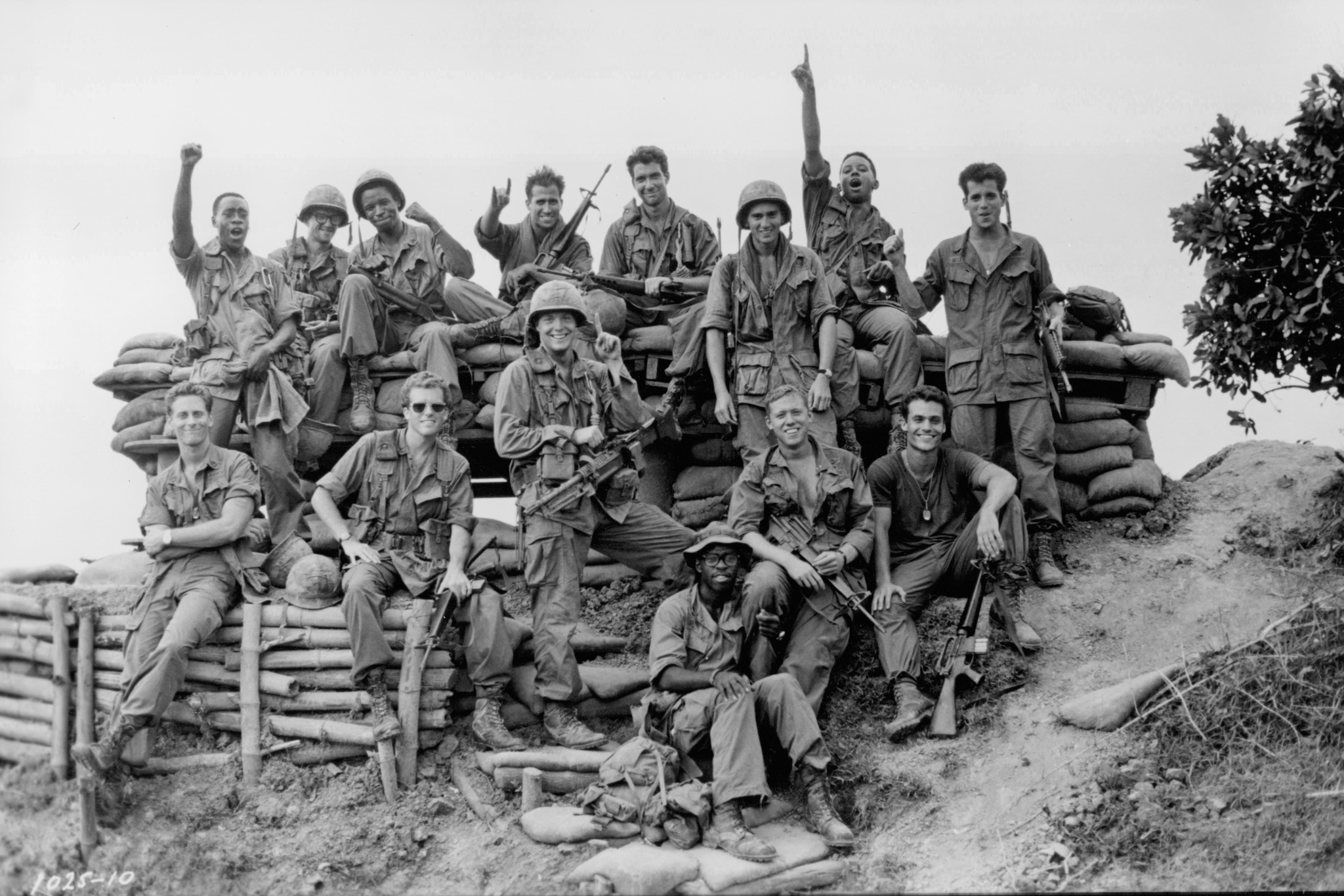 Still of Don Cheadle, Dylan McDermott, Steven Weber and Courtney B. Vance in Hamburger Hill (1987)