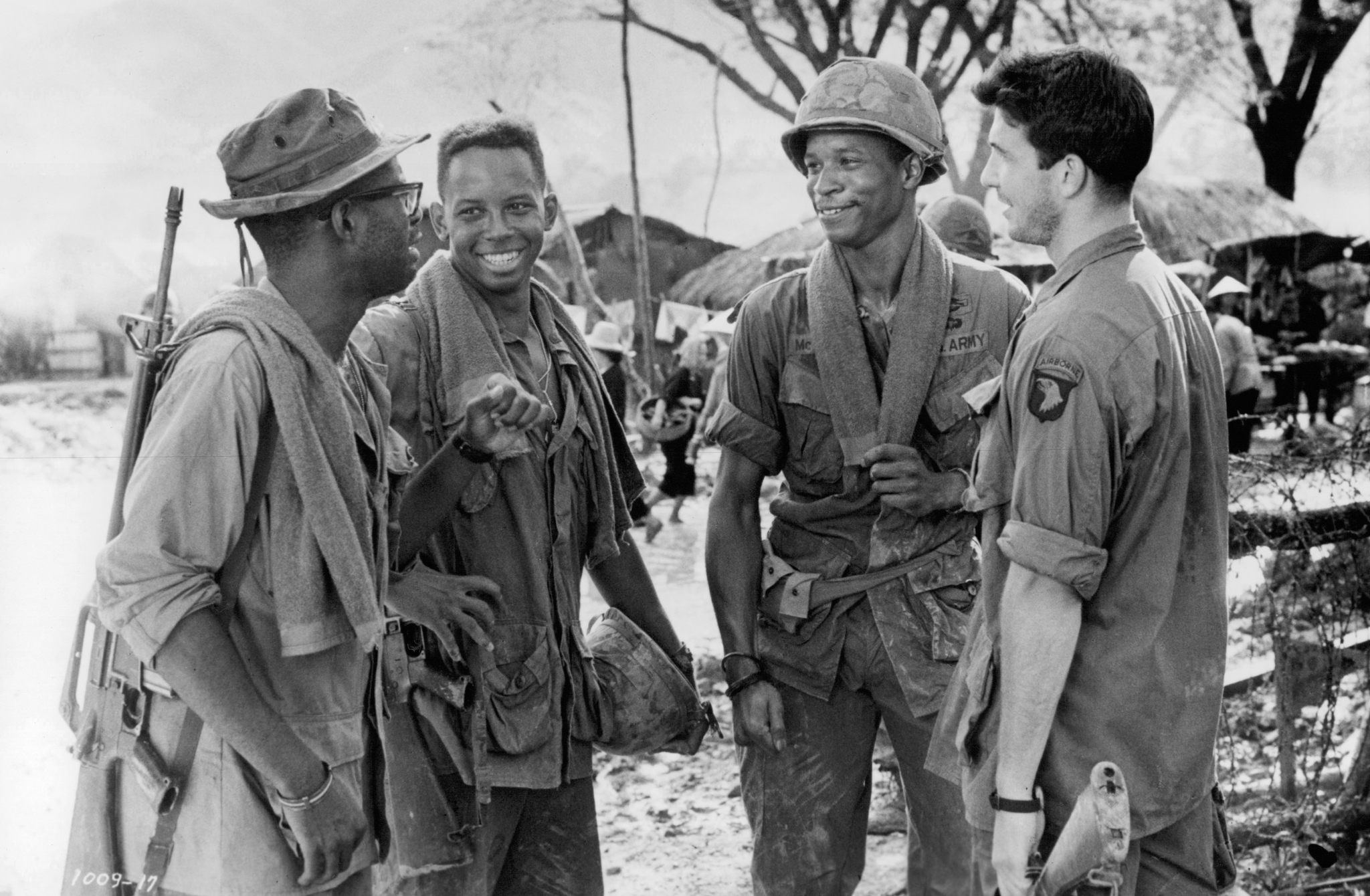 Still of Dylan McDermott and Courtney B. Vance in Hamburger Hill (1987)