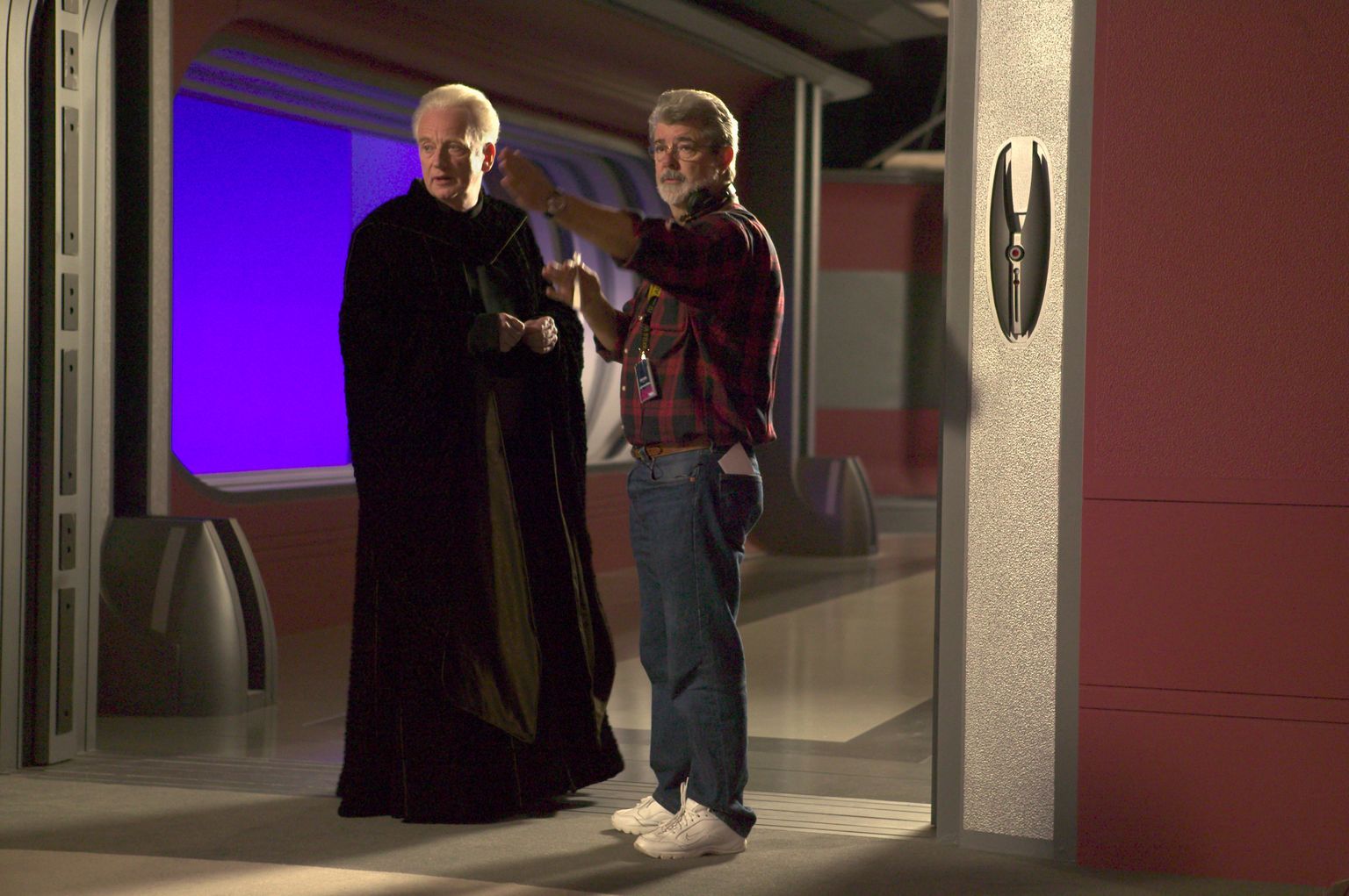 George Lucas and Ian McDiarmid in Zvaigzdziu karai. Situ kerstas (2005)