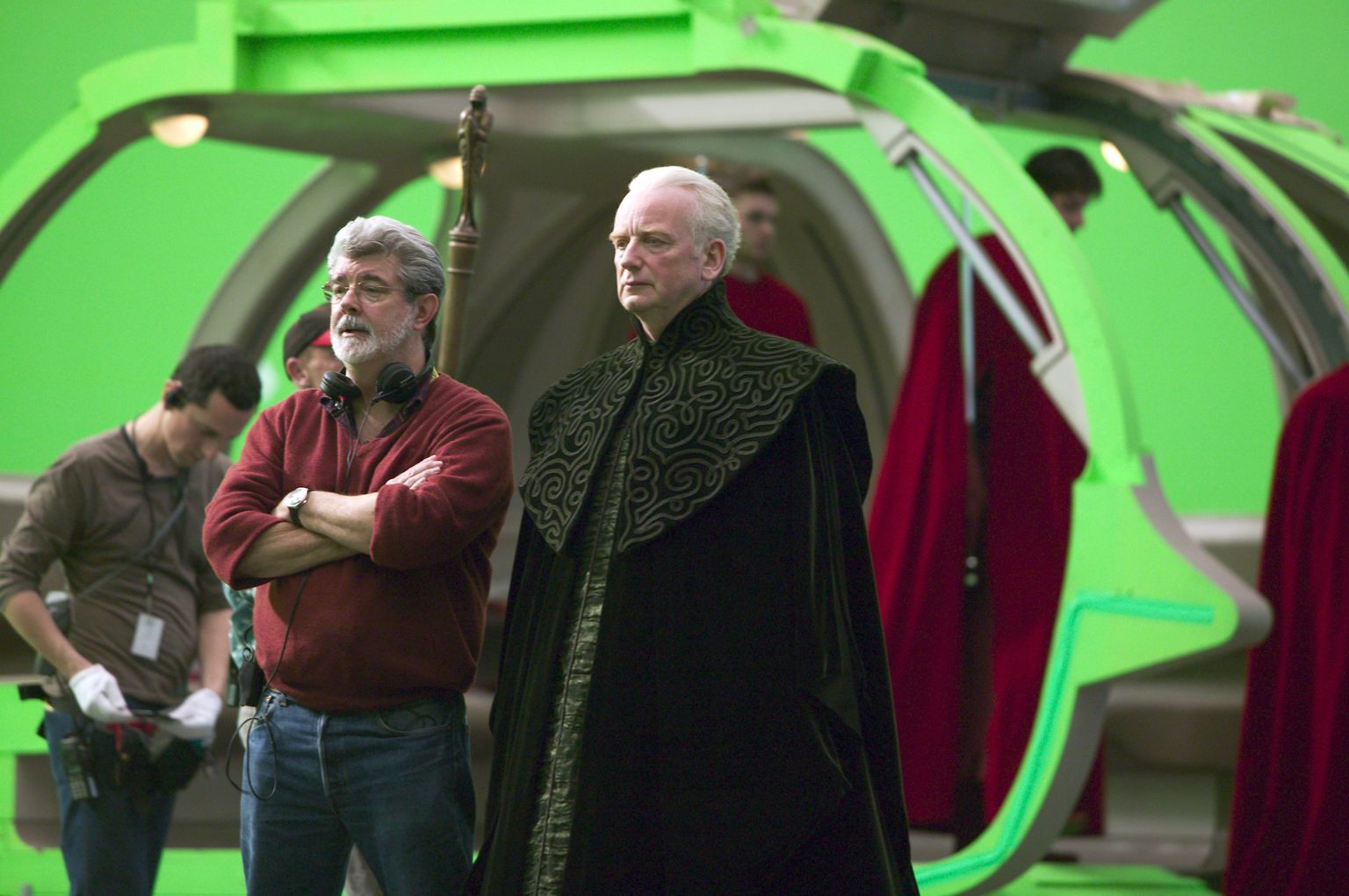 George Lucas and Ian McDiarmid in Zvaigzdziu karai. Situ kerstas (2005)