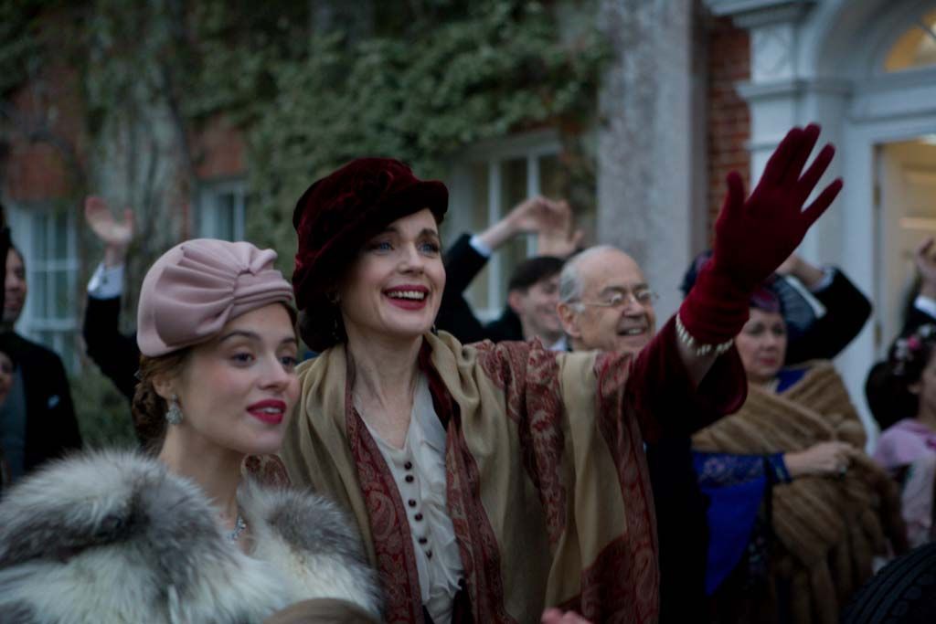Still of Elizabeth McGovern in Cheerful Weather for the Wedding (2012)