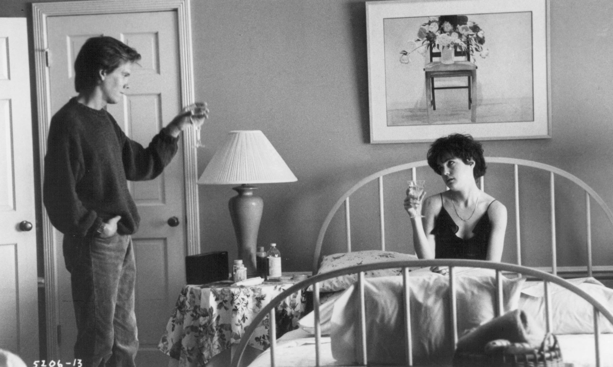 Still of Kevin Bacon and Elizabeth McGovern in She's Having a Baby (1988)