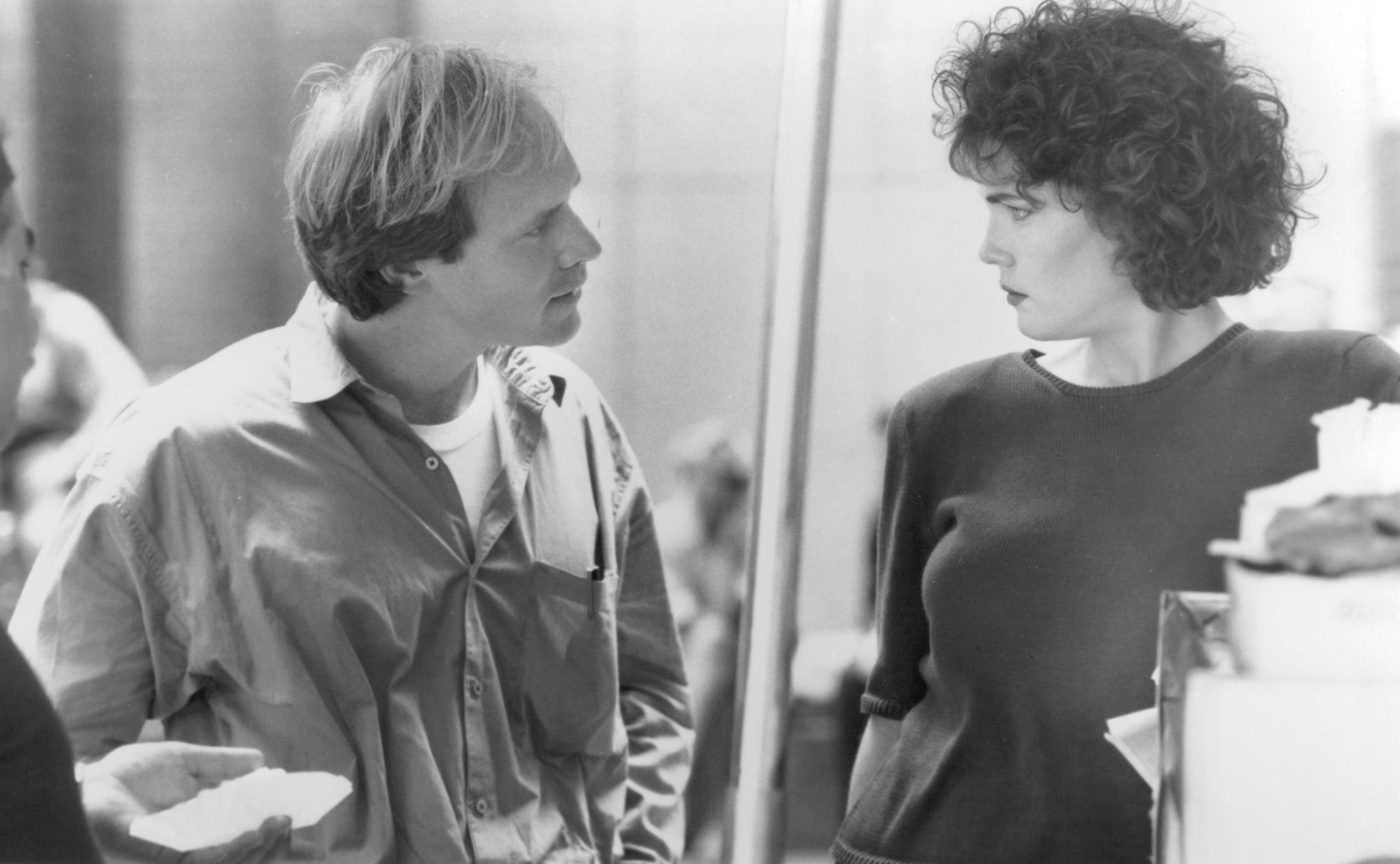 Still of Elizabeth McGovern and Jan Egleson in A Shock to the System (1990)