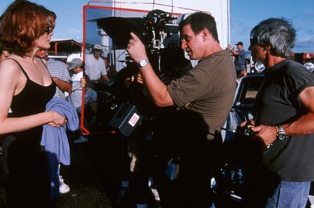 Rene Russo and John McTiernan in Tomo Krauno afera (1999)
