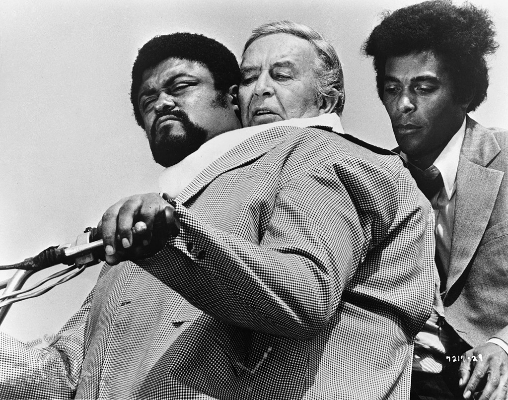 Still of Ray Milland and Roosevelt Grier in The Thing with Two Heads (1972)