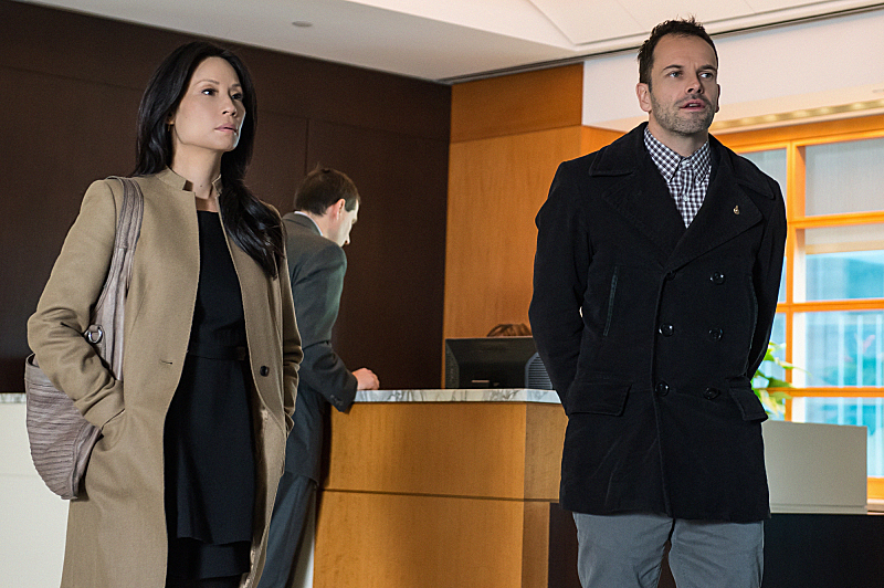 Still of Jonny Lee Miller and Lucy Liu in Elementaru (2012)