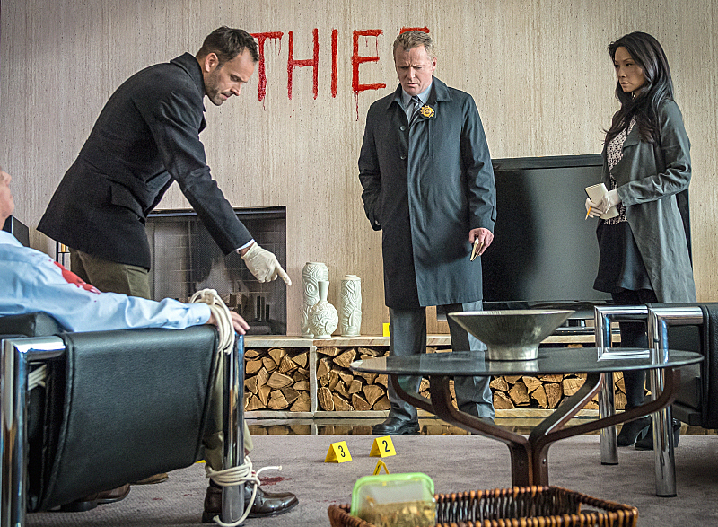 Still of Jonny Lee Miller, Aidan Quinn and Lucy Liu in Elementaru (2012)