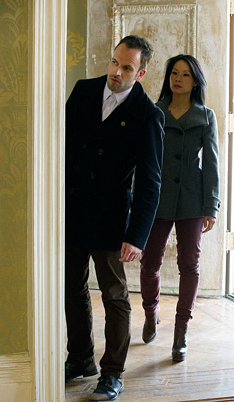 Still of Jonny Lee Miller and Lucy Liu in Elementaru (2012)