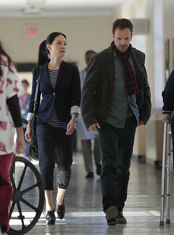 Still of Jonny Lee Miller and Lucy Liu in Elementaru (2012)