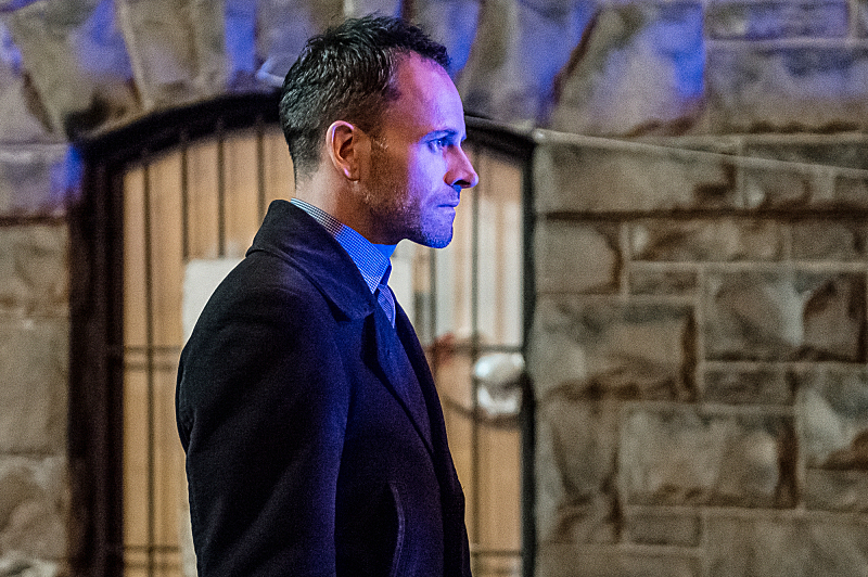 Still of Jonny Lee Miller in Elementaru (2012)