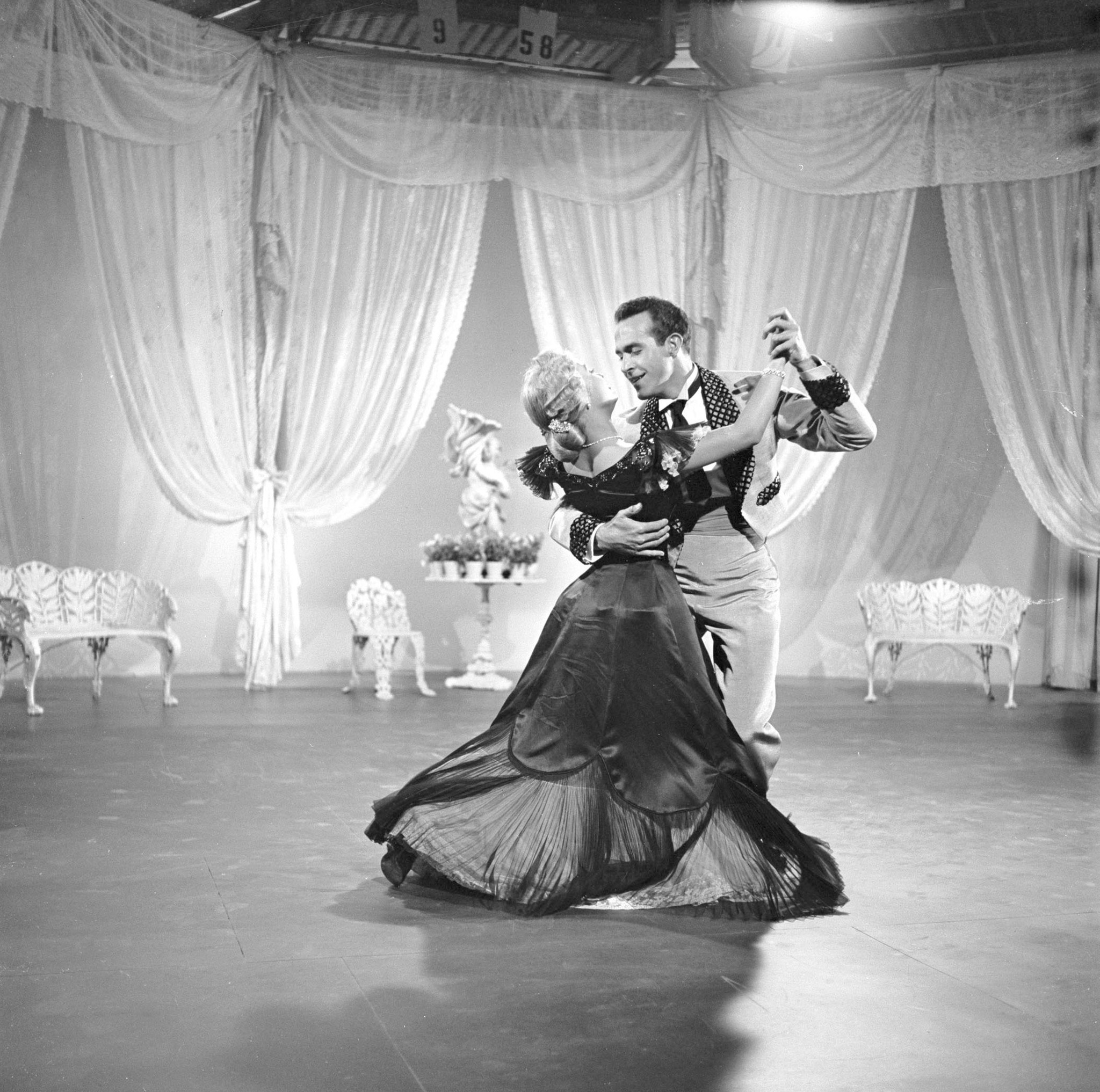 Still of Ricardo Montalban and Jane Powell in Two Weeks with Love (1950)