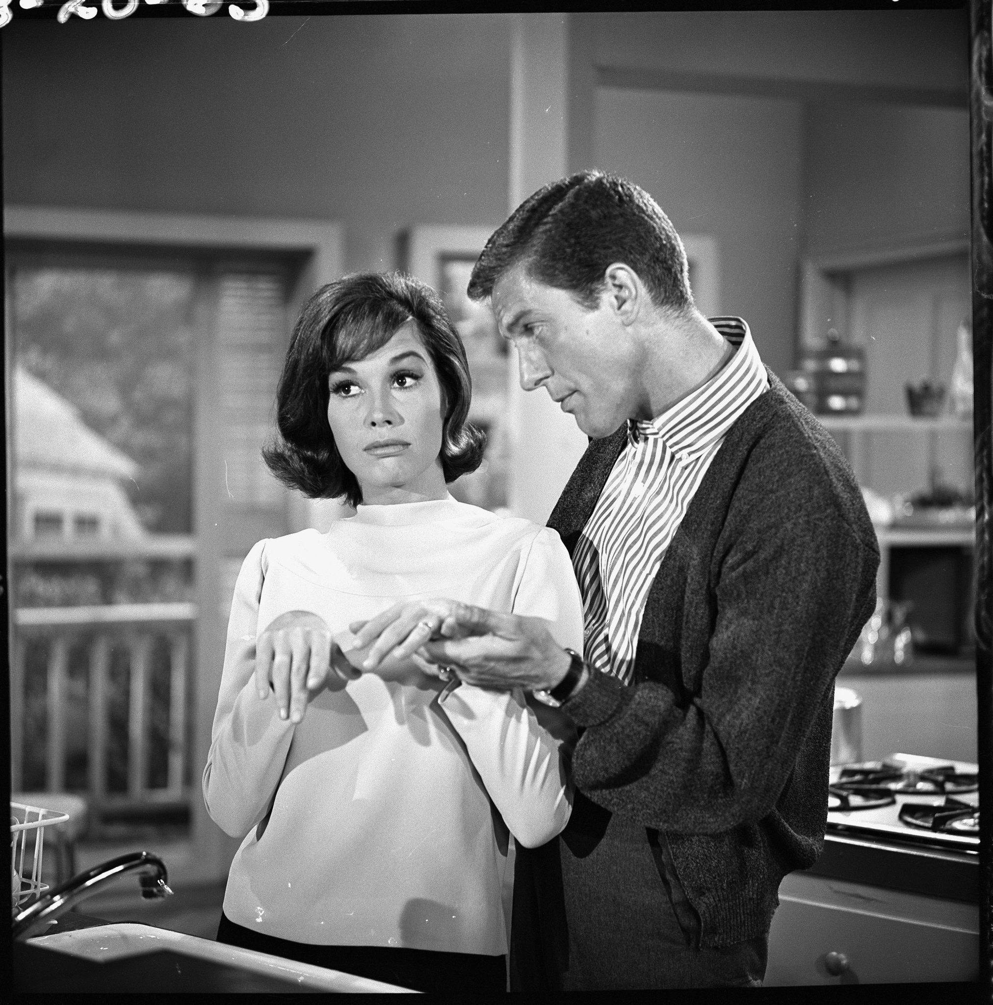 Still of Mary Tyler Moore and Dick Van Dyke in The Dick Van Dyke Show (1961)