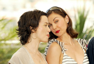 Ashley Judd and Alanis Morissette at event of De-Lovely (2004)