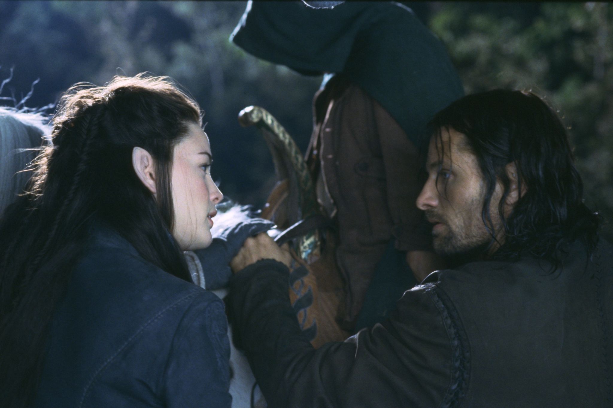 Still of Liv Tyler and Viggo Mortensen in Ziedu Valdovas: Ziedo brolija (2001)