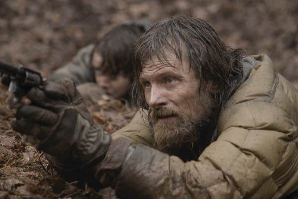 Still of Viggo Mortensen and Kodi Smit-McPhee in The Road (2009)