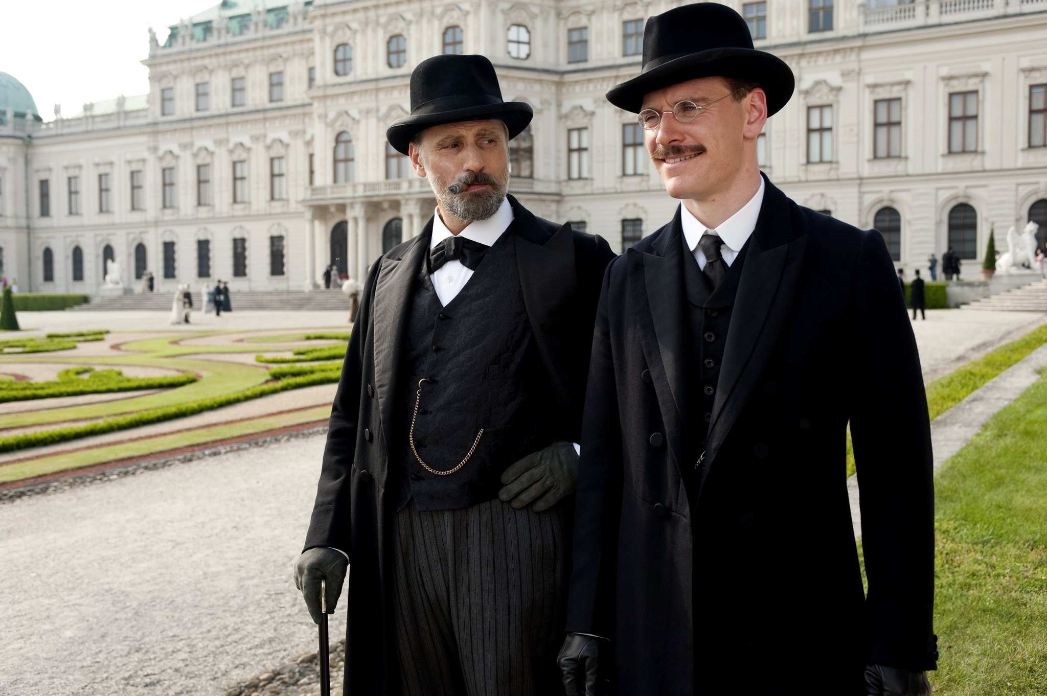 Still of Viggo Mortensen and Michael Fassbender in Pavojingas metodas (2011)