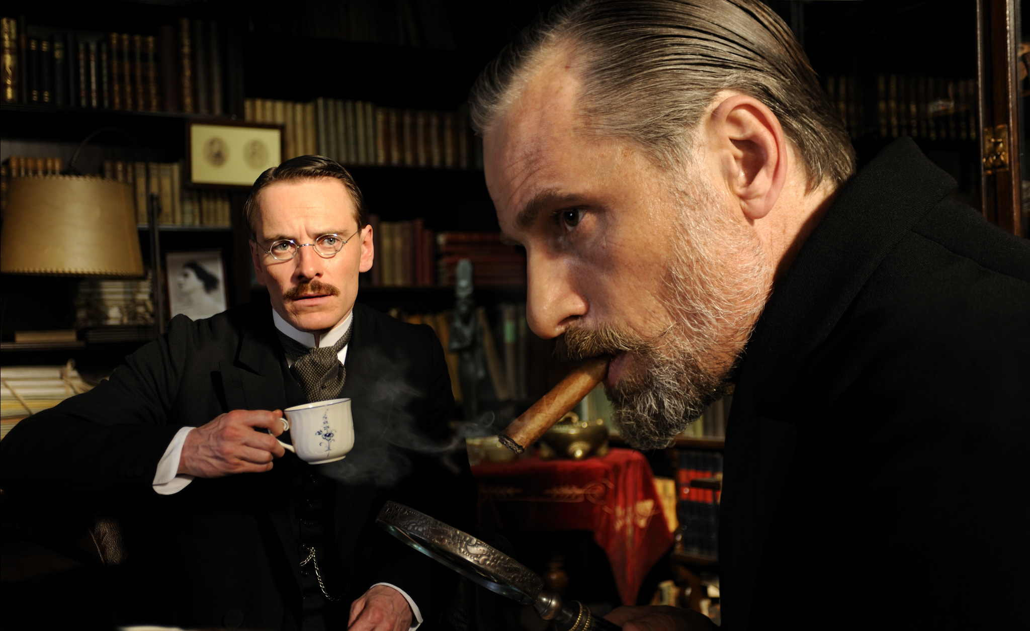 Still of Viggo Mortensen and Michael Fassbender in Pavojingas metodas (2011)