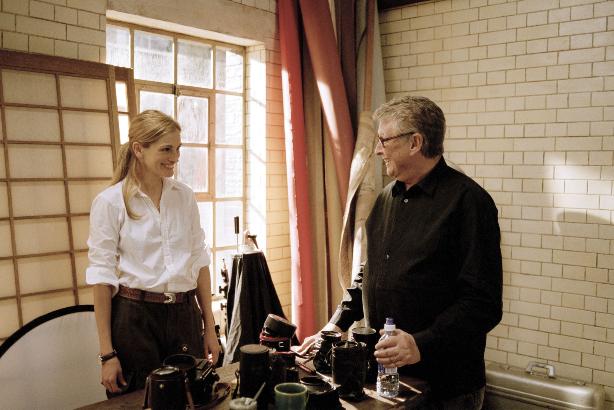 Still of Julia Roberts and Mike Nichols in Closer (2004)