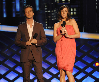Liv Tyler and Edward Norton at event of 2008 MTV Movie Awards (2008)