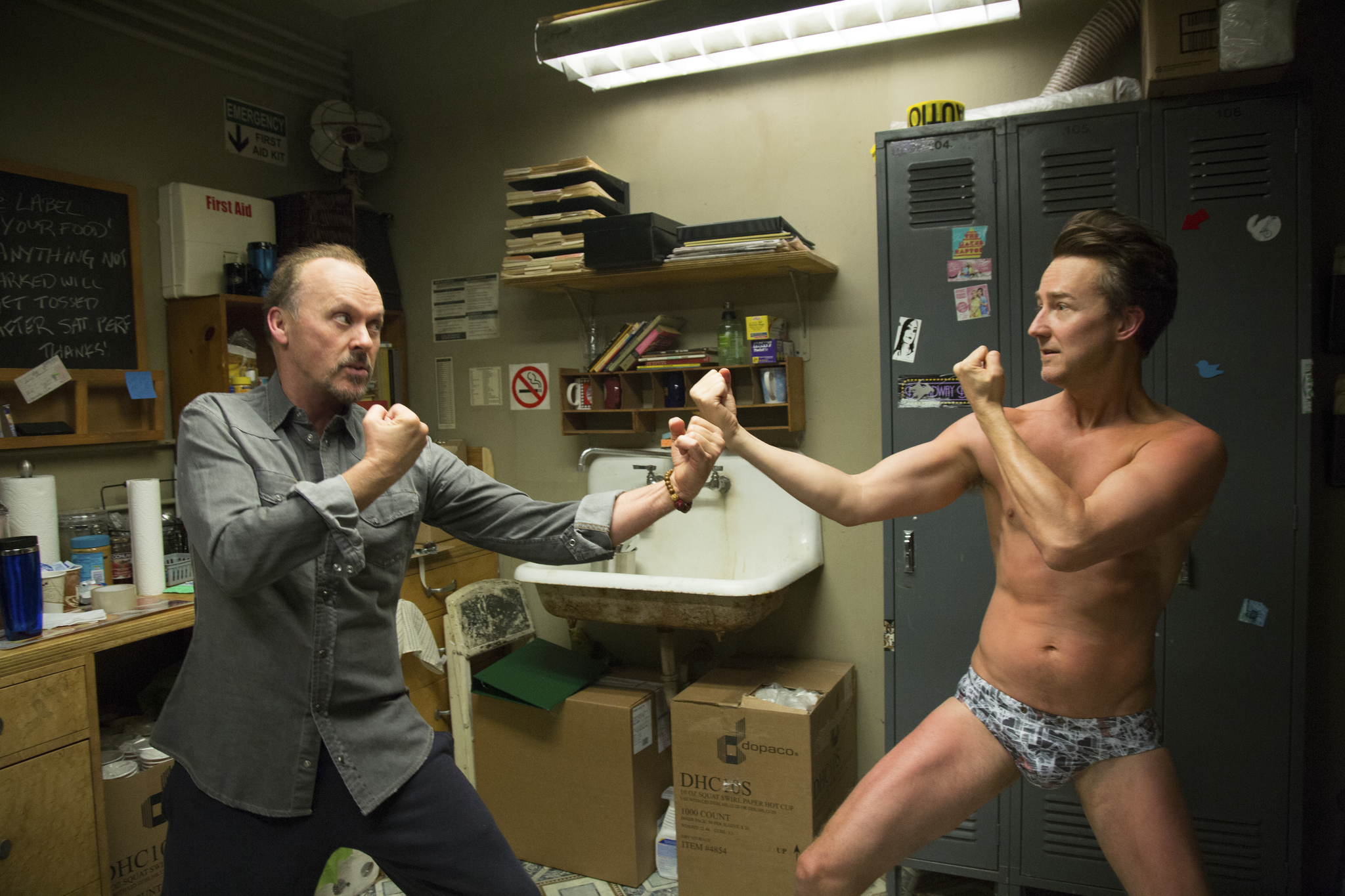 Still of Michael Keaton and Edward Norton in Zmogus-paukstis (2014)