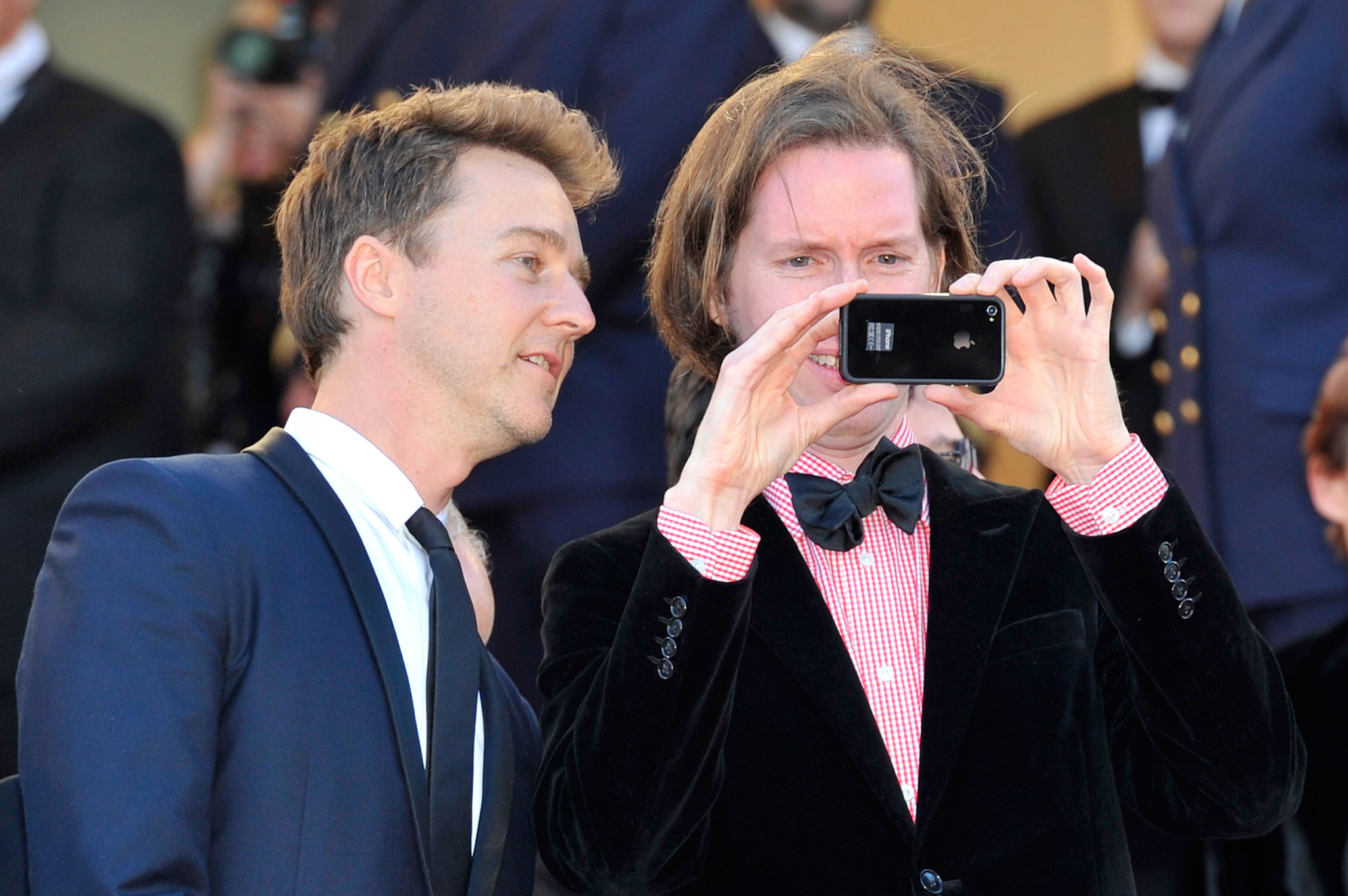 Edward Norton and Wes Anderson at event of Menesienos karalyste (2012)