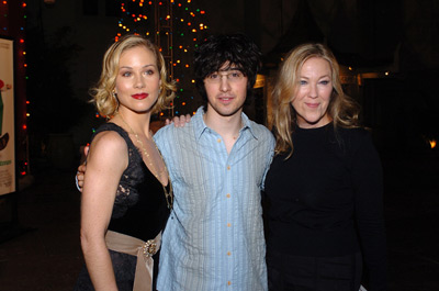 Christina Applegate, Catherine O'Hara and Josh Zuckerman at event of Surviving Christmas (2004)