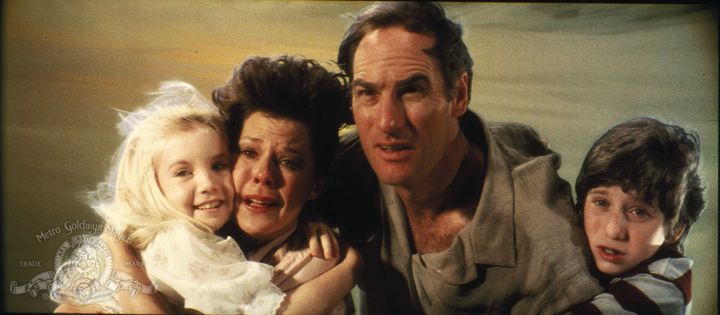 Still of Heather O'Rourke, JoBeth Williams, Craig T. Nelson and Oliver Robins in Poltergeist II: The Other Side (1986)