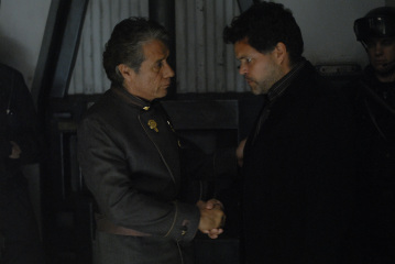 Still of Edward James Olmos and Aaron Douglas in Battlestar Galactica (2004)