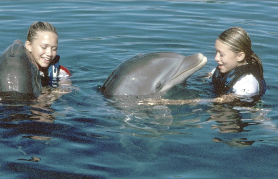 Still of Ashley Olsen and Mary-Kate Olsen in Holiday in the Sun (2001)