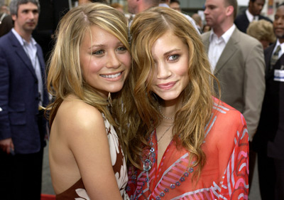 Ashley Olsen and Mary-Kate Olsen at event of Charlie's Angels: Full Throttle (2003)