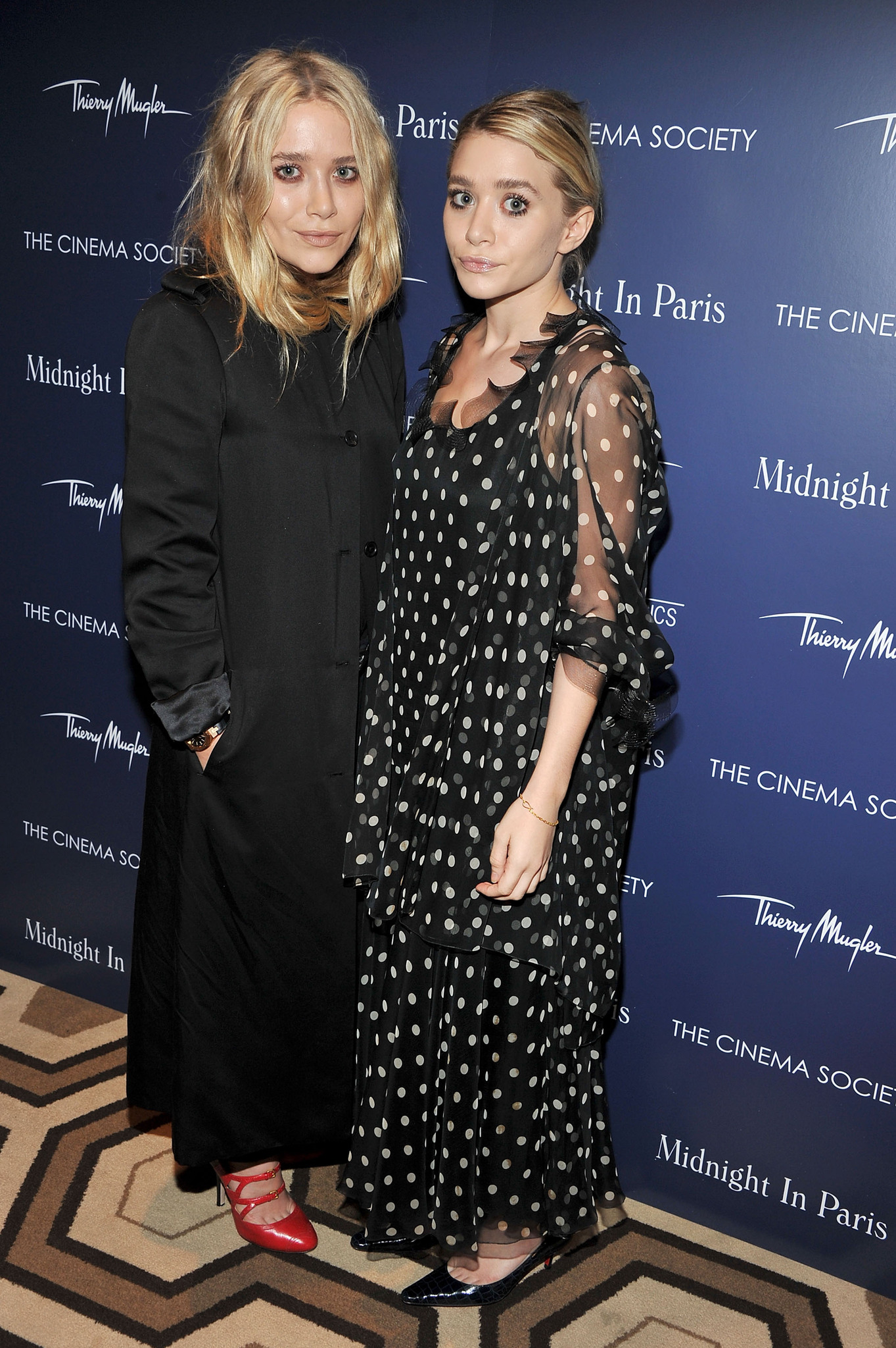 Ashley Olsen and Mary-Kate Olsen at event of Vidurnaktis Paryziuje (2011)