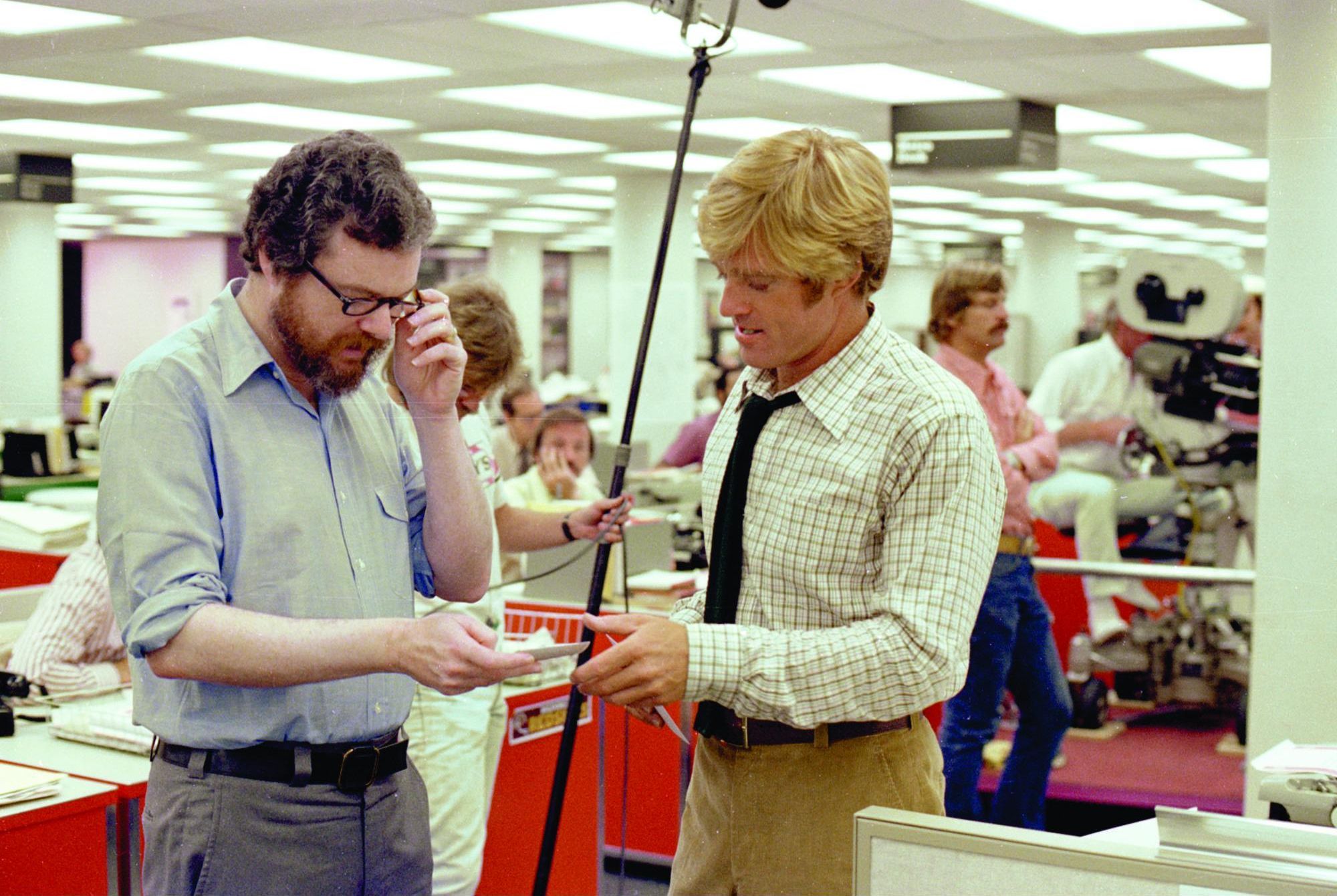 Still of Robert Redford and Alan J. Pakula in All the President's Men (1976)