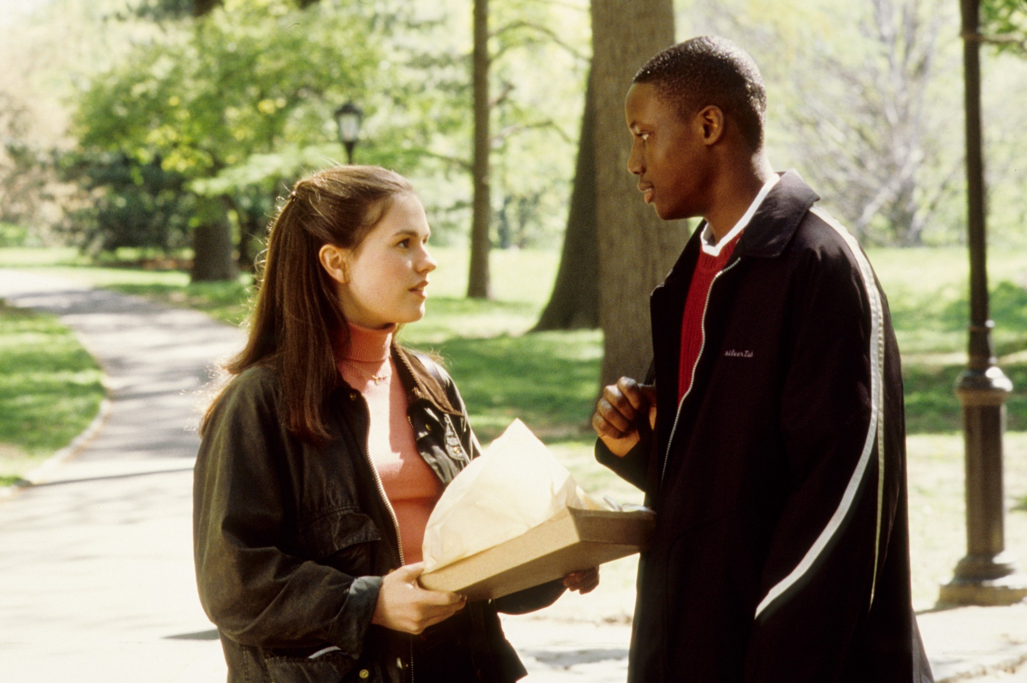 Still of Anna Paquin and Rob Brown in Finding Forrester (2000)