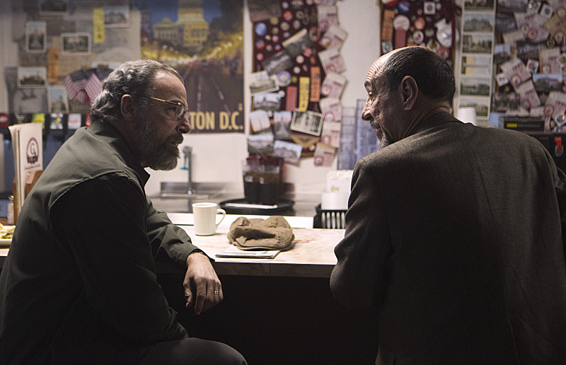 Still of F. Murray Abraham and Mandy Patinkin in Tevyne (2011)