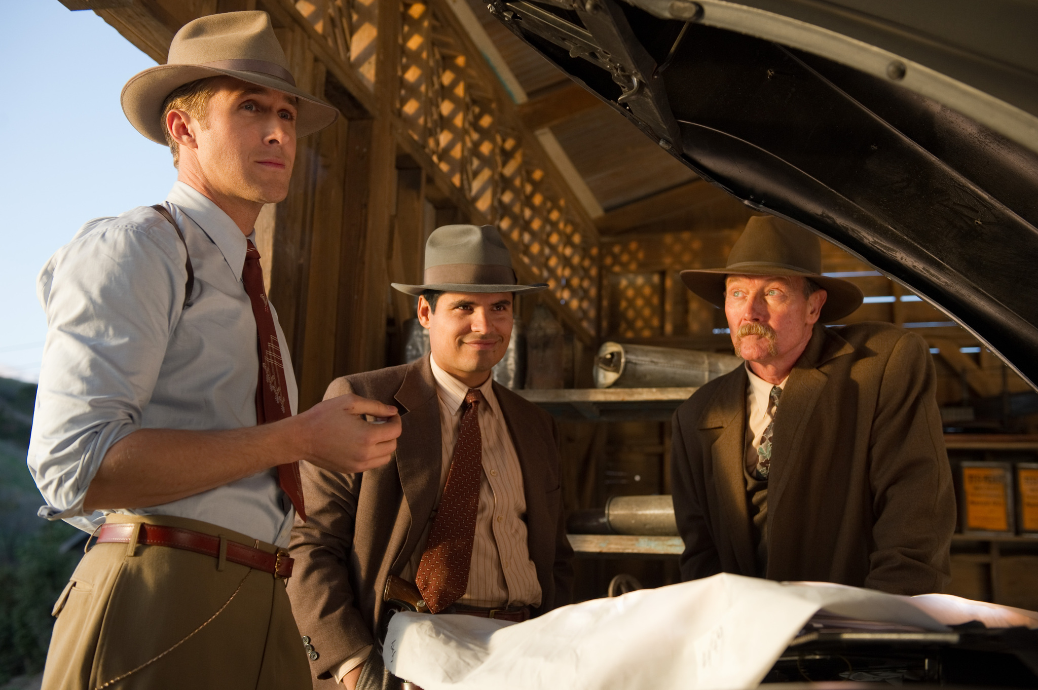 Still of Robert Patrick, Ryan Gosling and Michael Peña in Gangsteriu medziotojai (2013)