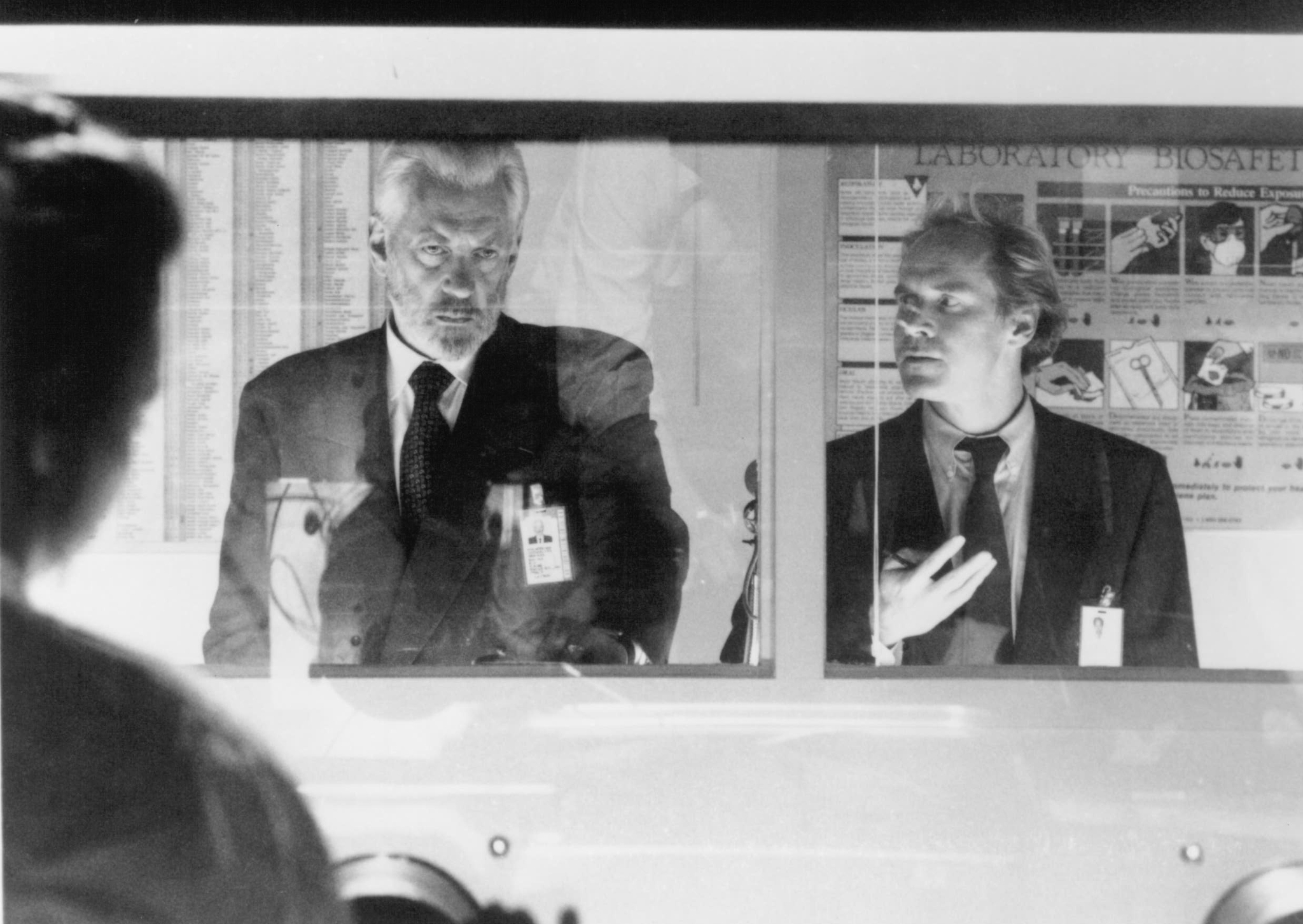 Still of Donald Sutherland and Will Patton in The Puppet Masters (1994)