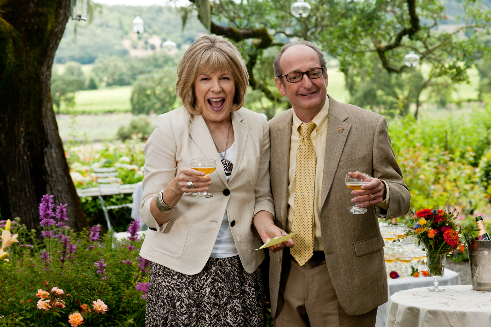 Still of David Paymer and Mimi Kennedy in Susizadeje penkerius metus (2012)