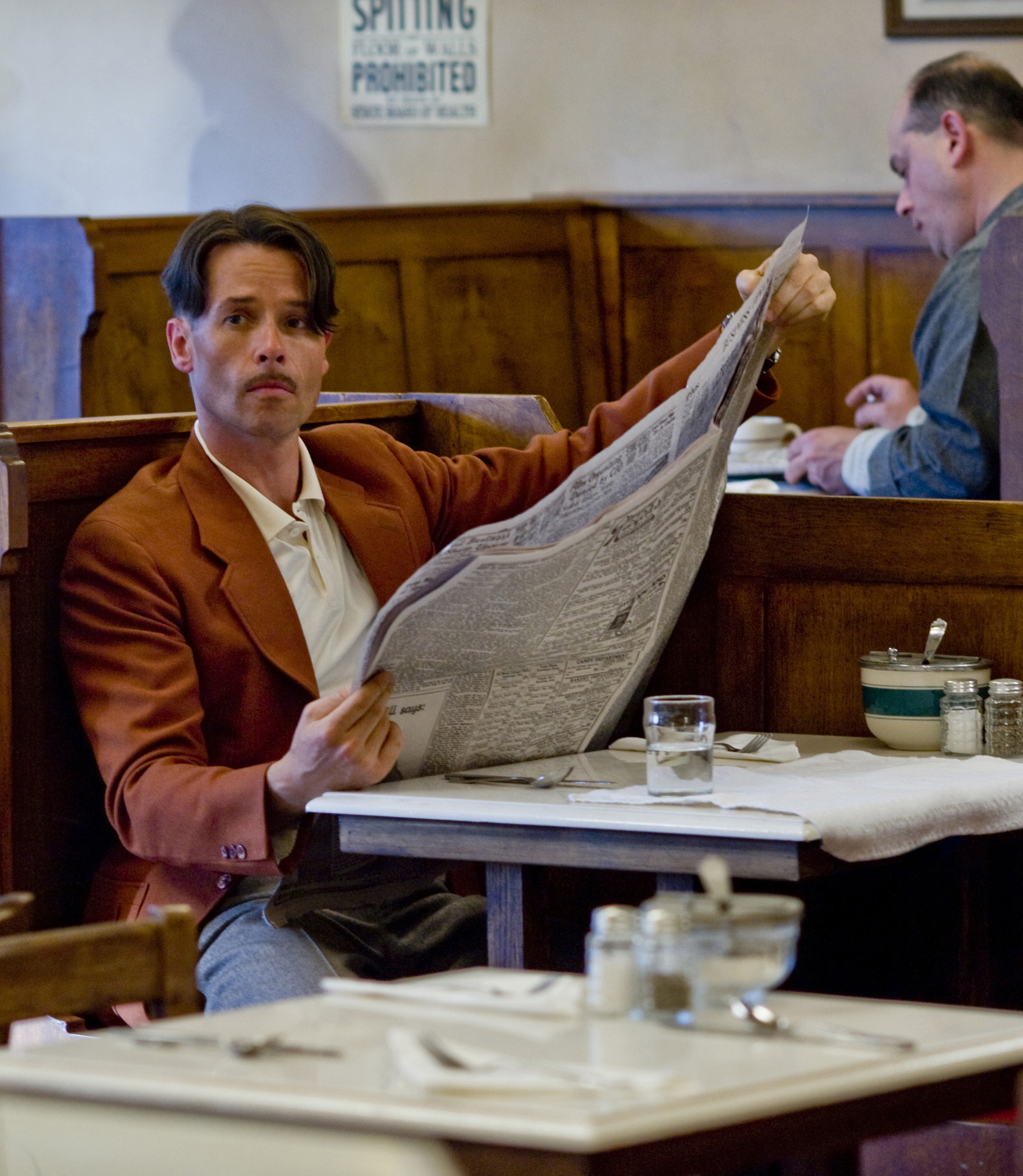 Still of Guy Pearce in Mildred Pierce (2011)