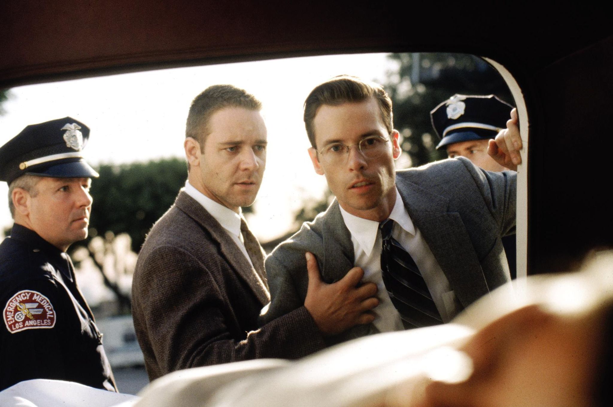 Still of Russell Crowe and Guy Pearce in Los Andzelas slaptai (1997)